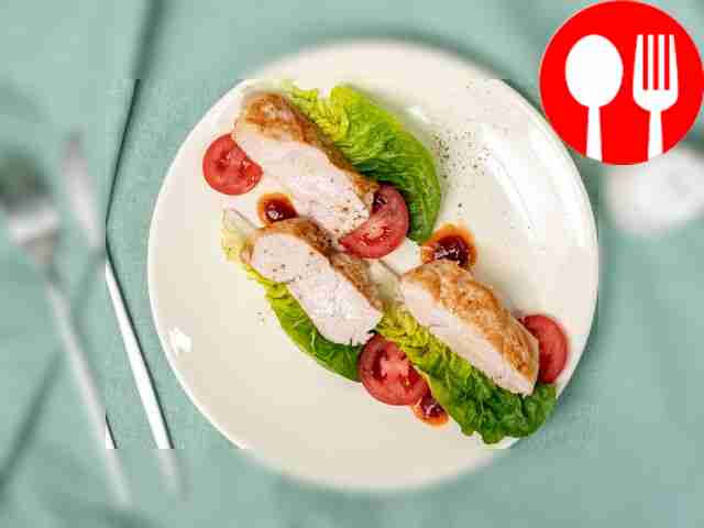 Подавайте горячий стейк из индейки, посыпав...