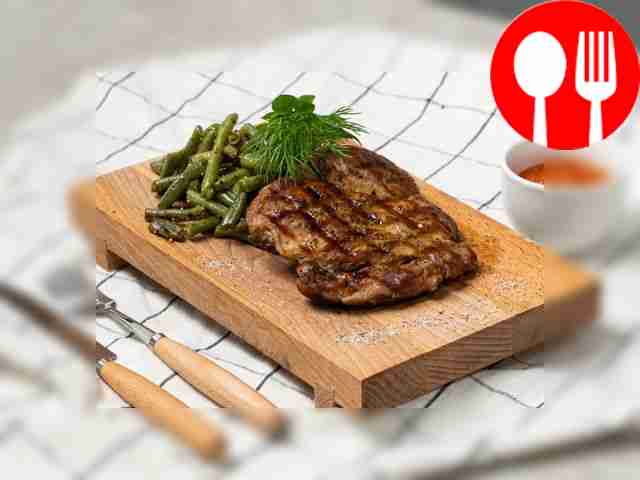 Стейк из свинины со спаржевой фасолью Pork steak with green beans