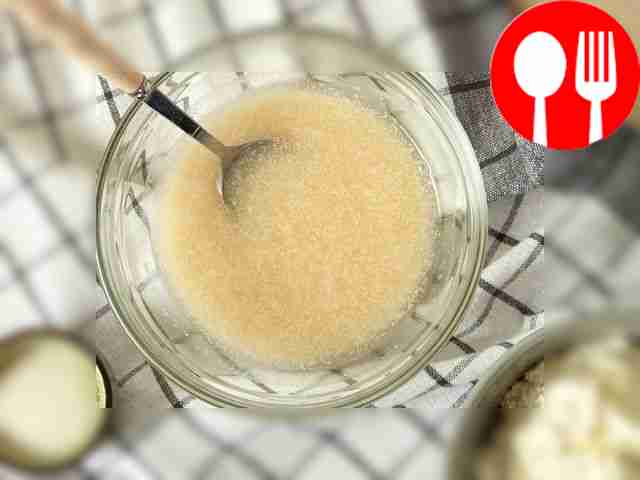 Подготовьте дрожжи: в тёплую воду всыпьте...