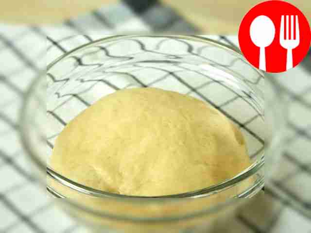 Замесите тесто: в просеянную муку всыпьте соль...