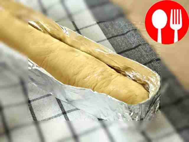 Сделайте форму для багетов: возьмите фольгу,...