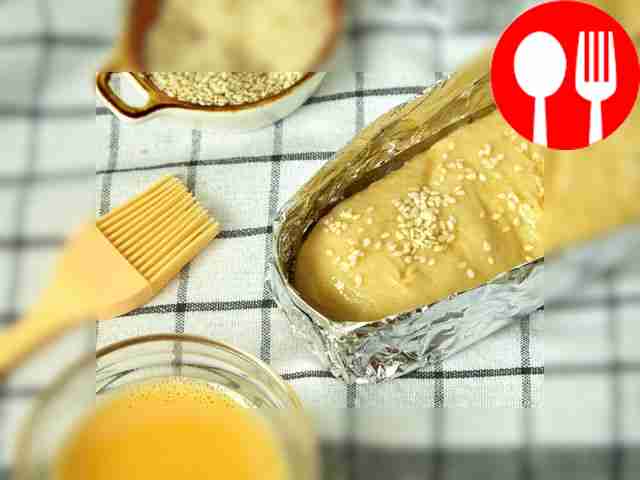 Поставьте багеты на выпечку. Разложите...