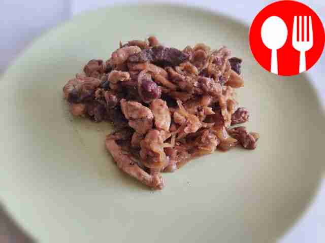 Жареное мясо с луком и соевым соусом