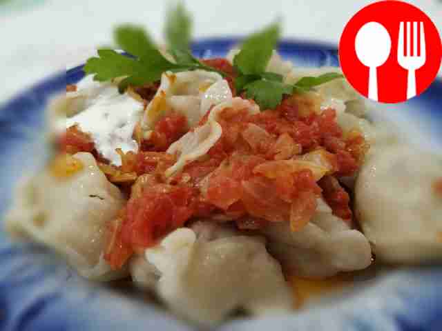 Витаминные пельмени с луком и помидорами