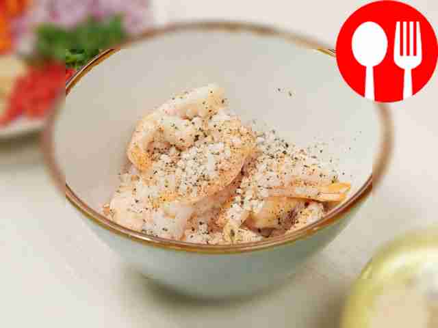 Prepare the shrimp. Sprinkle them with salt and pepper.