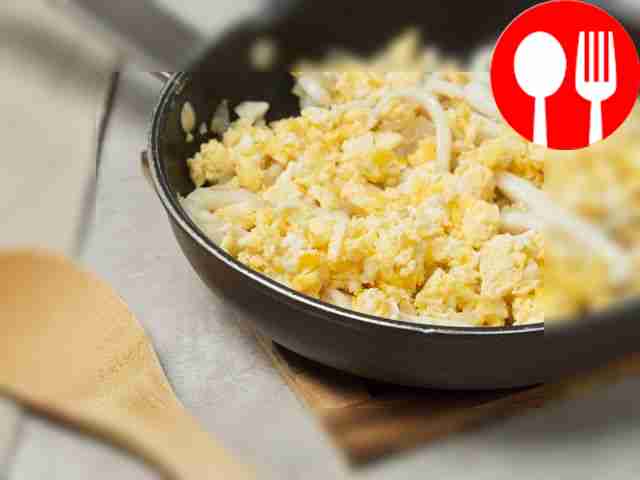 Приготовьте яйца. Соедините их с кальмаром и...