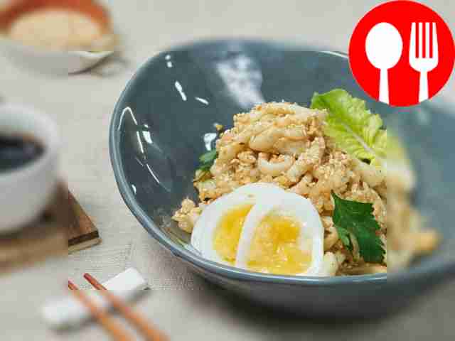 Подавайте рис с кальмарами в соевом соусе,...