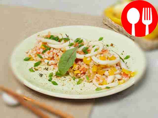 Рис с кальмарами и овощами