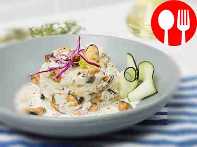 Rice with mussels in creamy sauce