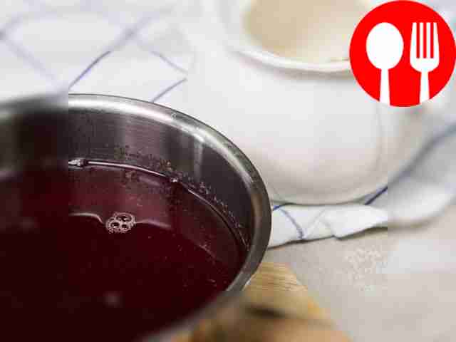 Сделайте сладкий напиток с желатином: вишневый...