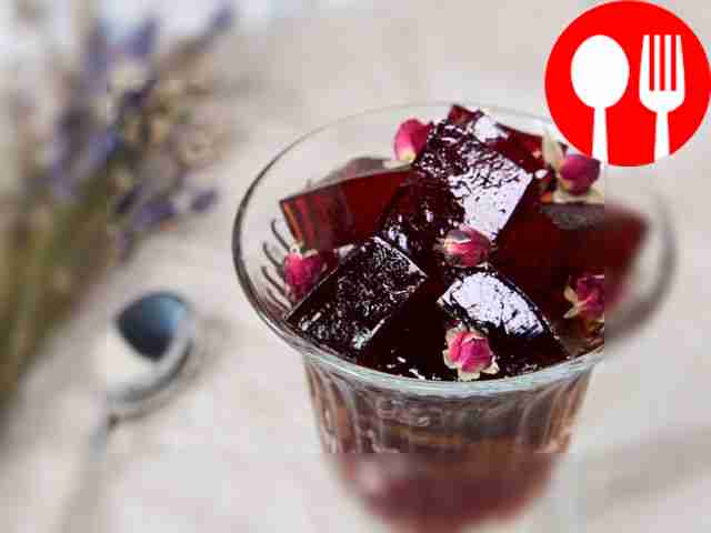 Подавайте охлажденное желе из вишневого сока,...