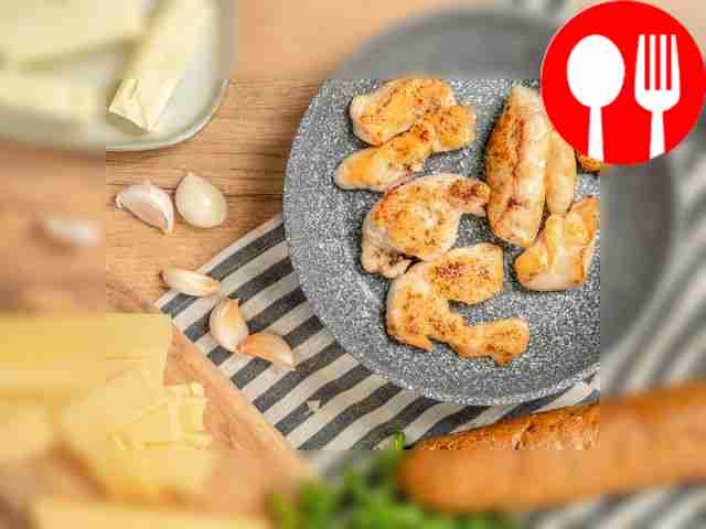 Подготовьте курицу. Разрежьте филе на крупные...