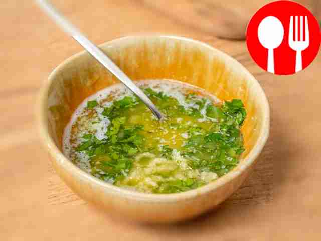 Разогрейте чесночный соус: растопите сливочное...