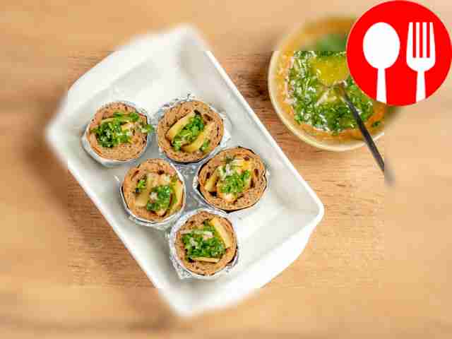 Поджарьте багеты. Обильно смажьте их чесночным...