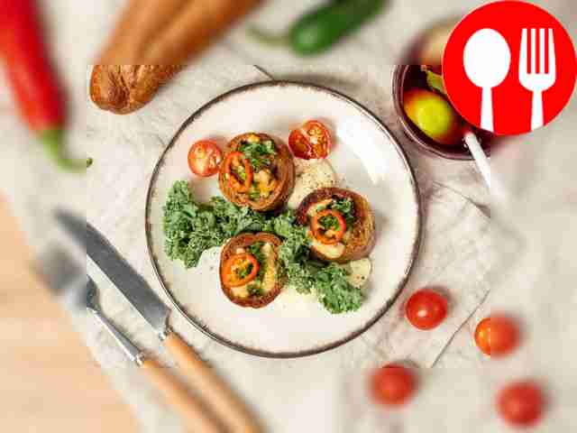 Снимите фольгу с багета с филе куриной грудки,...