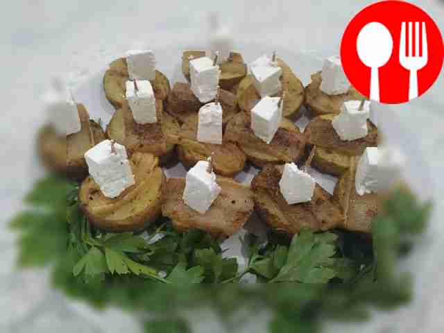 Поджаристое сало с картофелем и брынзой