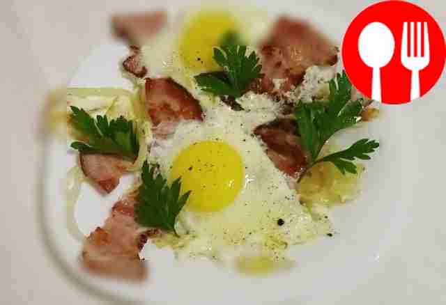 Сытный бекон с яйцами