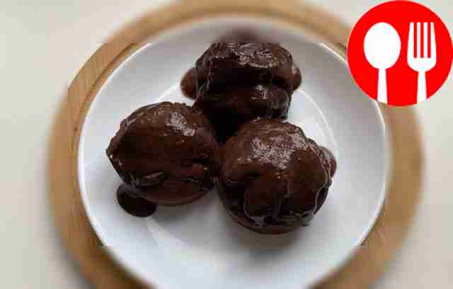 Decorate the finished muffins with hot chocolate.