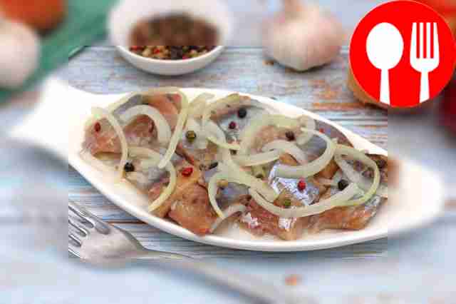 Маринованная селедка с луком и уксусом