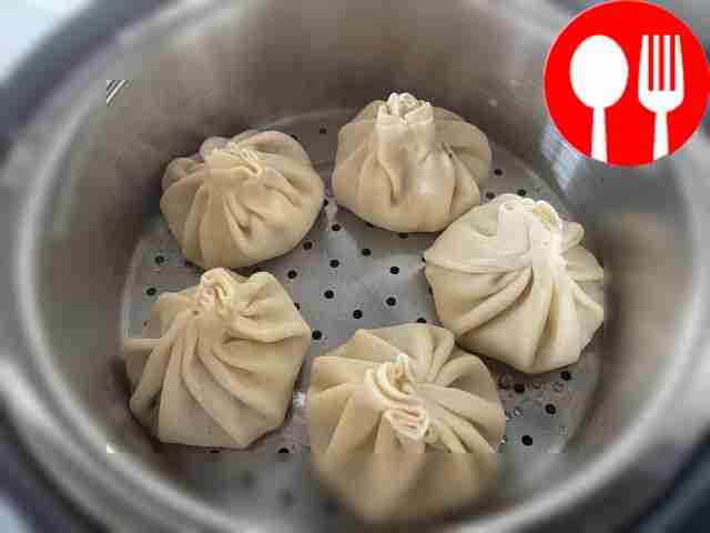 Place the khinkali in a multicooker/steamer...