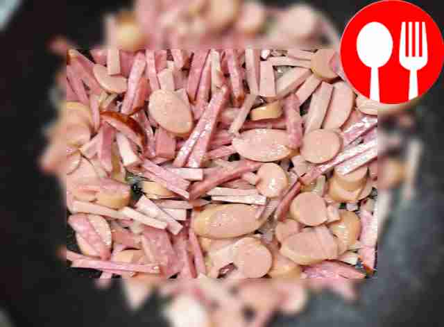 Поставьте говядину вариться и нарежьте колбасы...