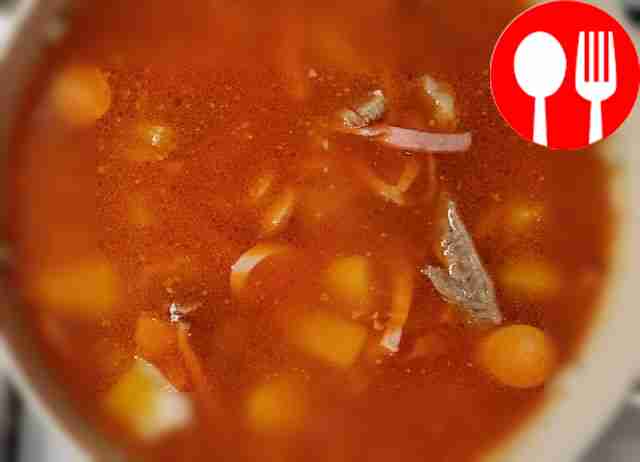 В бульон опустите мясо, нарезанное брусками, и...