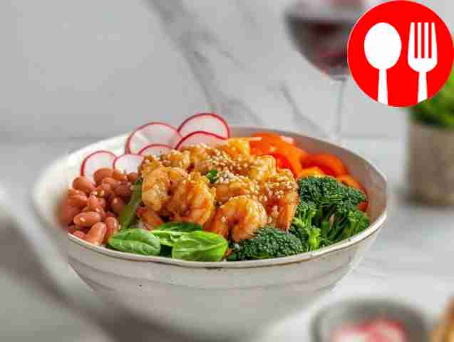 Классическое поке с креветками и рисом Classic poke with shrimp and rice