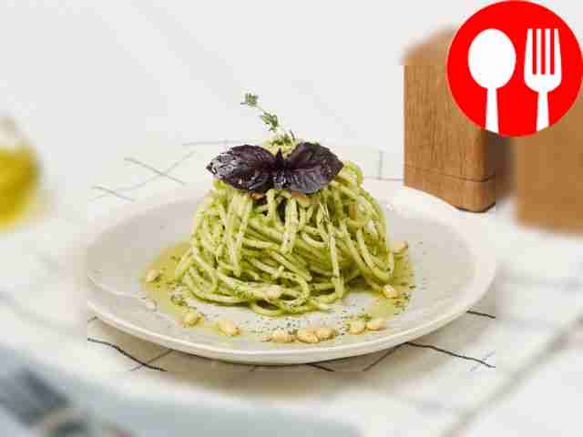 Spaghetti with pesto sauce