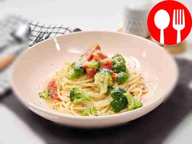 Fragrant spaghetti with broccoli and tomatoes