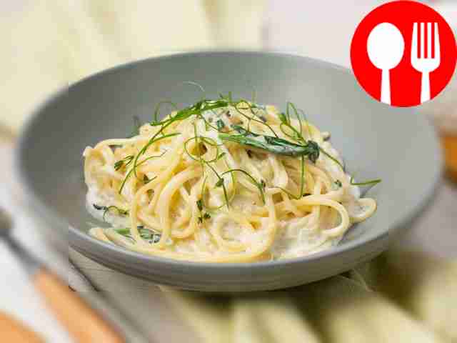 Spaghetti with cream cheese