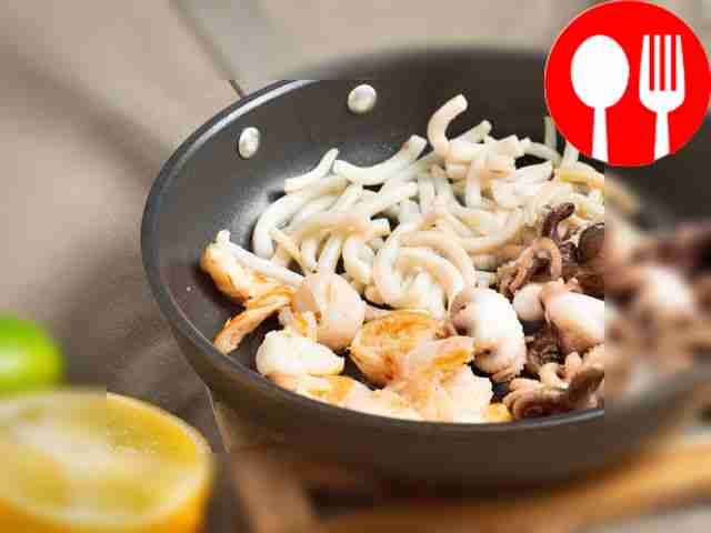 Fry the seafood. Heat vegetable oil in a wok...