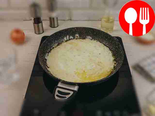 Stir the sauce and simmer for 2-3 minutes.