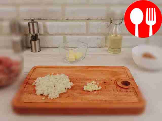 Finely chop the onion and garlic.