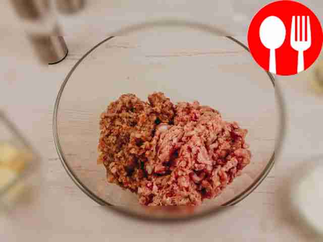 Place minced meat and buckwheat in a deep bowl.