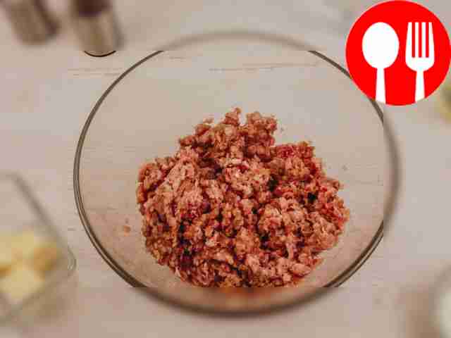 Mix minced meat and buckwheat.