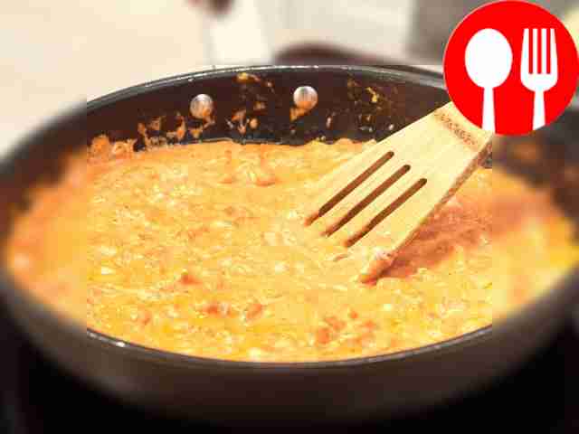 Prepare the filling. Cut the onion and carrots...