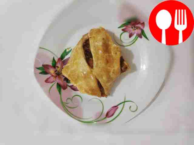 Эффектный пирог с курицей, грибами и сыром