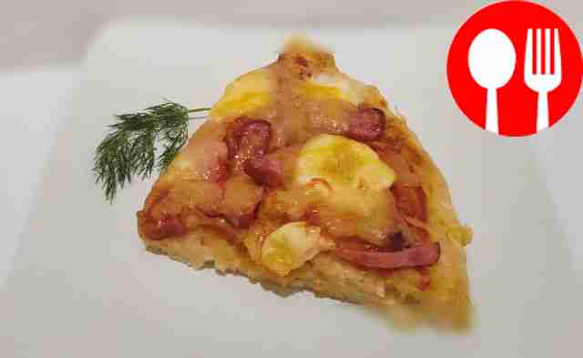 Пикантная пицца с копченостями и моцареллой