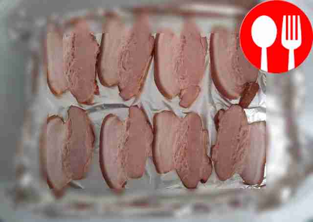 Cut the potatoes into thin rings and the bacon...