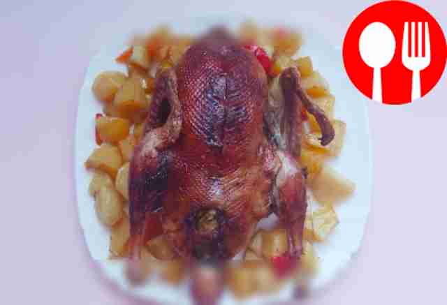 Фаршированная утка с хрустящей корочкой в духовке