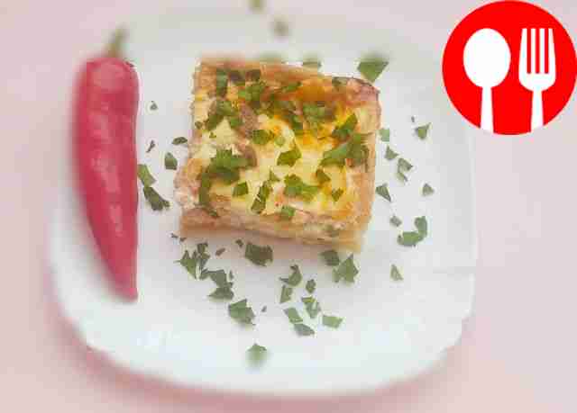 Ароматный киш с лососем и сыром