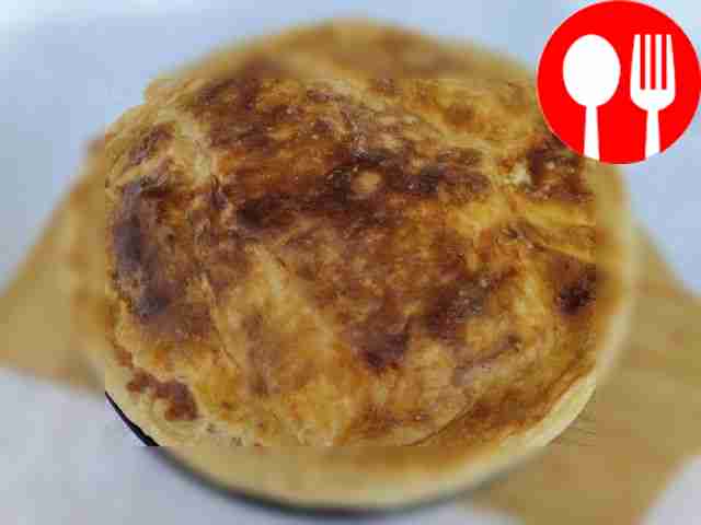 Пирог из слоеного теста с сырной начинкой