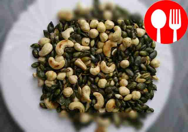 Удалите косточки из фиников. Поджарьте на...