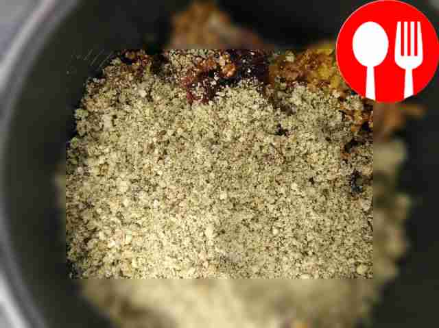 Перекрутите все ингредиенты через мясорубку,...