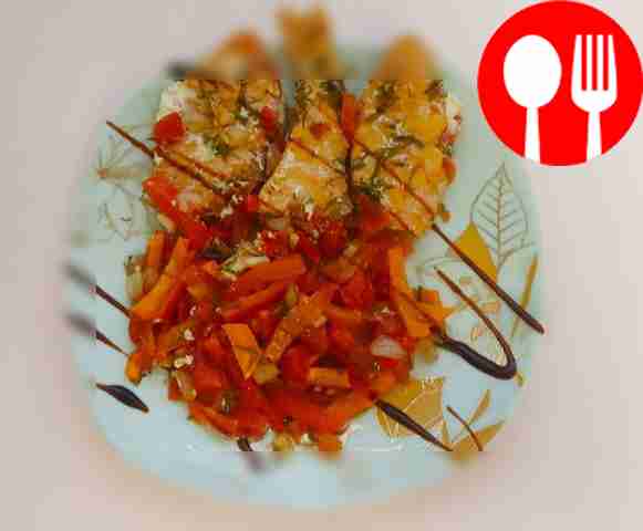 Запеченный стейк лосося с овощами