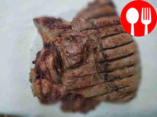 Ароматный и сочный свиной стейк на гриле Fragrant and juicy grilled pork steak