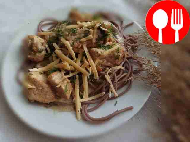 Гречневая лапша с нежными кусочками курицы под сырным соусом