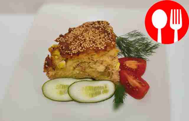 Подавайте пирог с тунцом порционными...