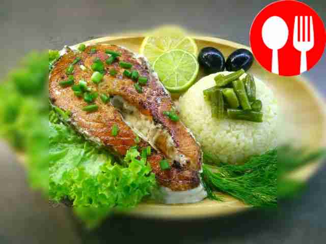 Румяный лосось на сковороде Rosy salmon in a frying pan