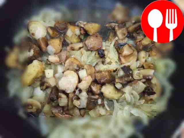 Cut the chicken fillet into small pieces, the...